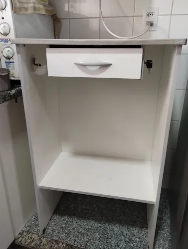 Balcão com gaveta com chaves
