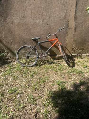 Bicicleta usada , parada, para negócio