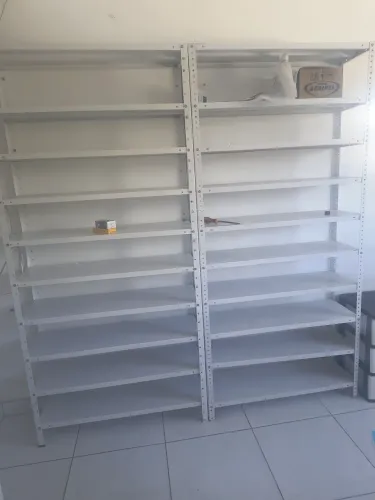 Estantes de ferro