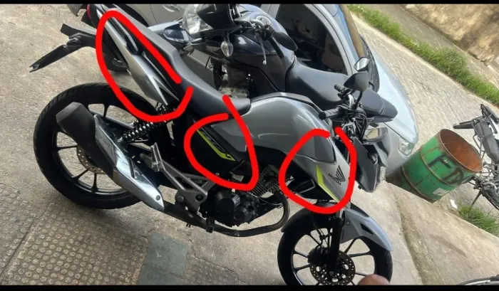 TROCO ESSAS CARENAGEM QUE ESTÃO MARCADAS 