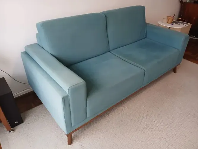 Sofá 3 lugares suede verde base madeira
