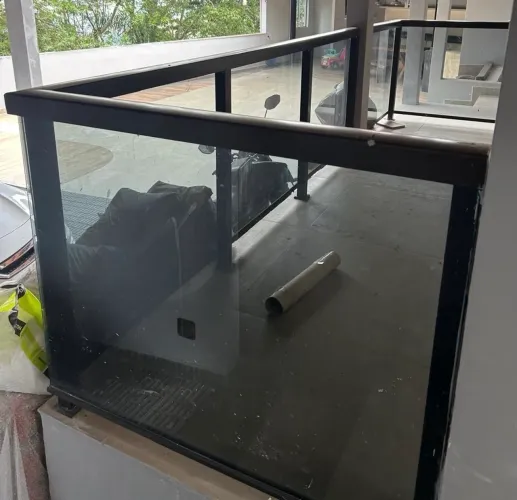 Guarda-Corpo Vidro Fumê Preto 4,08m com Estrutura Metálica Preta
