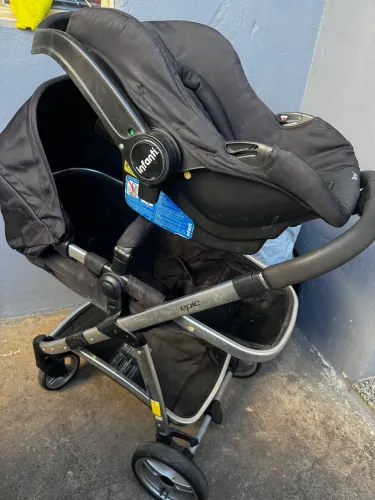 Vendo carrinho e bebê conforto infanti