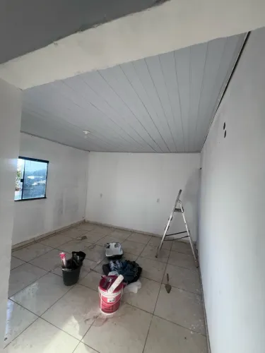 Alugo casa com 1/4 suite e cozinha/sala