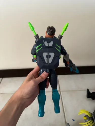 2 bonecos max steel