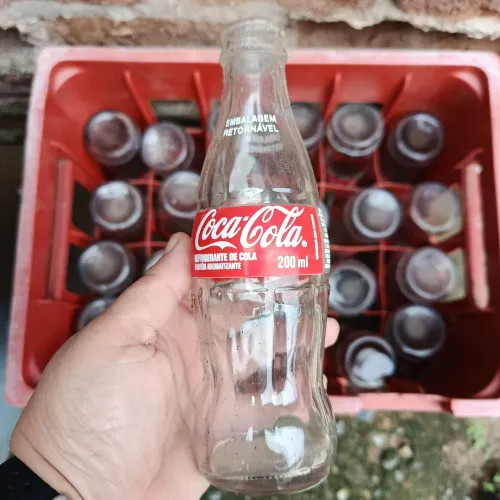 Vendo caixa com 24 garrafas de coca-cola retornável de 200ml