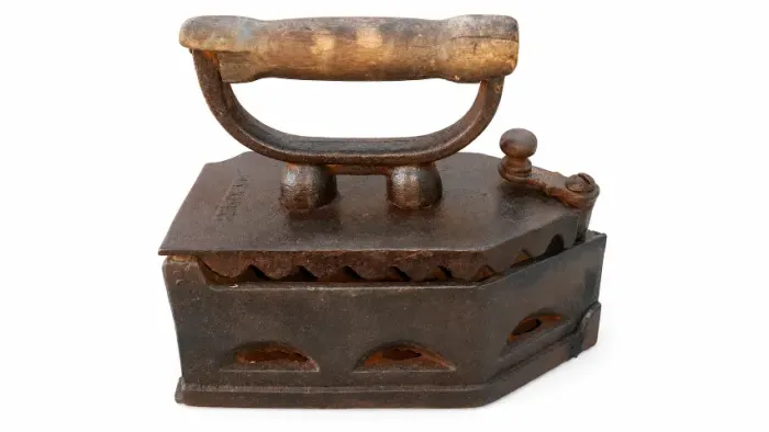 Ferro de Passar Antigo a Brasa Marumby Original em Ferro Fundido - Colecionador