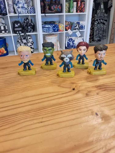 Figuras Marvel heróis vingadores cada um 25.00 reais