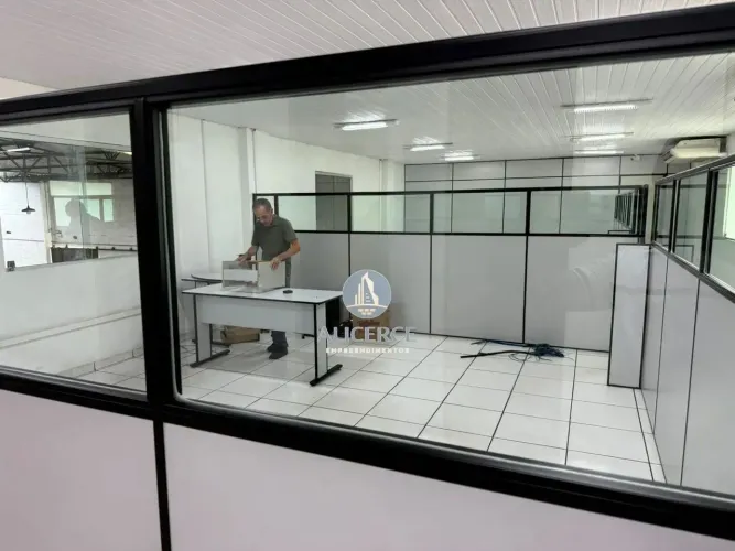 ALUGO GALPÃO CM 1700 M2 EM CONDOMINIO NA COMPENSA