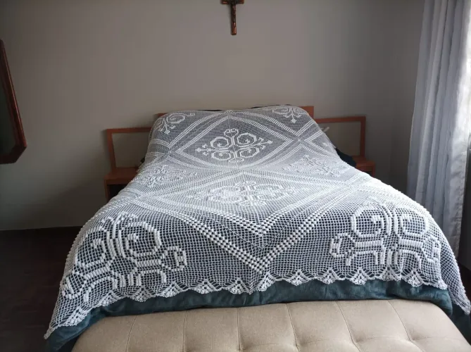 Colcha de crochê, feito a mão, para cama de casal, está nova e sem uso.