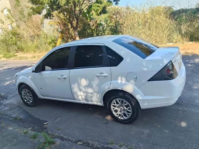 Ford Fiesta Sedan SE 1.6 8V Flex 4P 2014