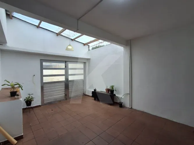 Casa com 2 quartos, sala, cozinha, banheiro, área de serviço, 1 vaga de garagem