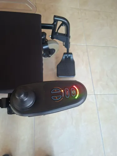 Cadeira de rodas motorizada 