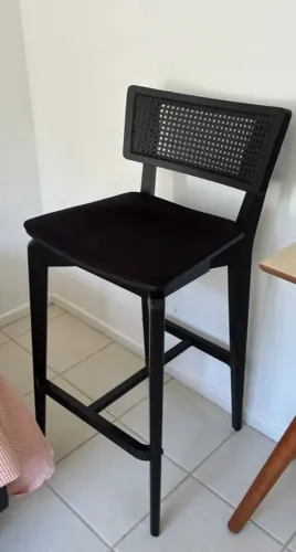 Banquetas de madeira Tok&Stok com veludo e encosto aberto