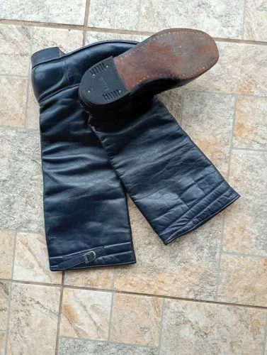 Bota masculina em couro, cano alto, em excelente estado