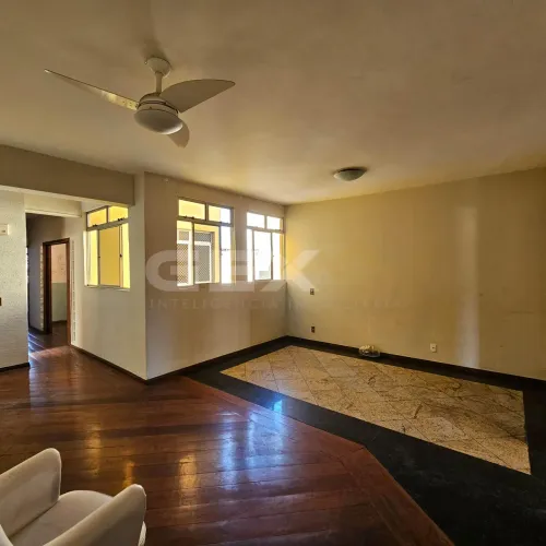 Apartamento à venda no Centro de Divinópolis, 3 quartos, 1 suíte e 1 vaga.