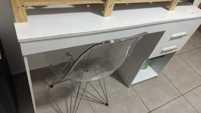 Mesa escrivaninha branca com duas gavetas