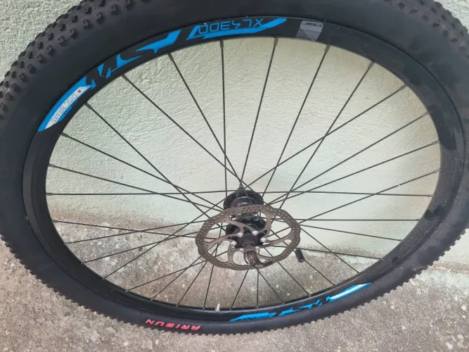 roda de bicicleta aro 29 com pneu Arisun e freio a disco. Novo