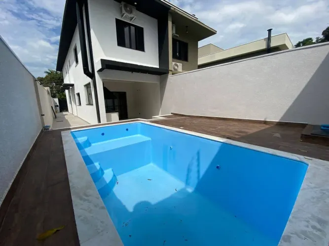 Casa Semi Nova com Piscina em Atibaia