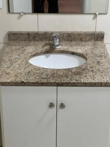 Pia de granito com torneira