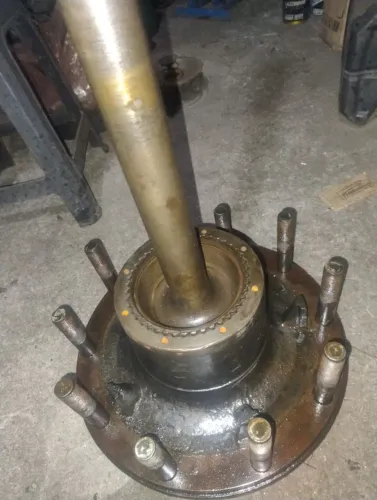 Semieixo e cubo de caminhão Mercedes