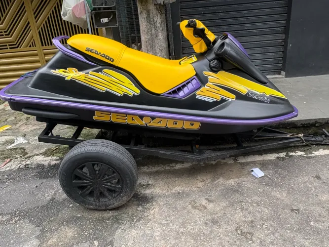 Vendo casco de jet com carretinha.