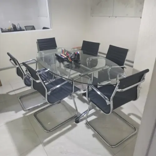 CONJUNTO DE MESA DE REUNIÃO EM VIDRO COM 6 CADEIRAS EM COURO