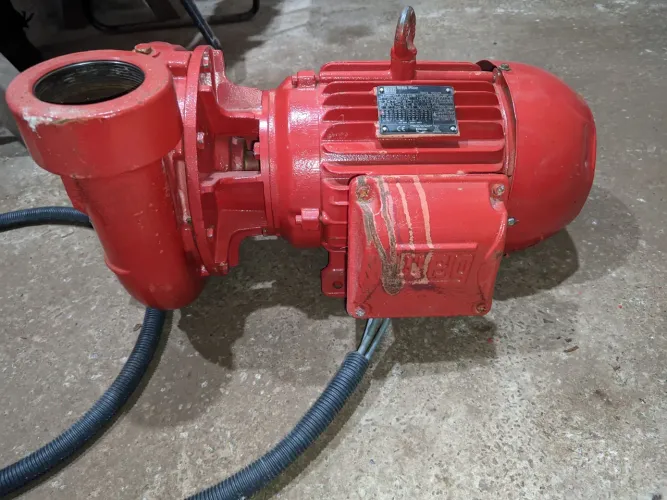 Bomba de Água Schneider c/ Motor WEG 10 CV - Entrada e Saída 3?