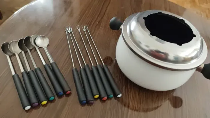 Aparelho de Fondue Completo 13 Peças - Design Moderno Branco e Inox