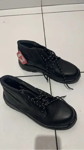 Bota  com biqueira de aço Brasil