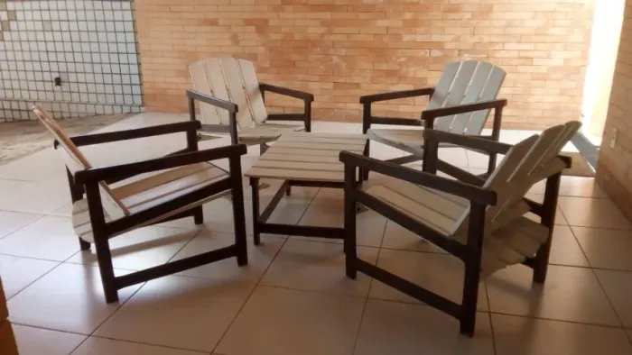 Conjunto de cadeiras e centro em madeira para terraço