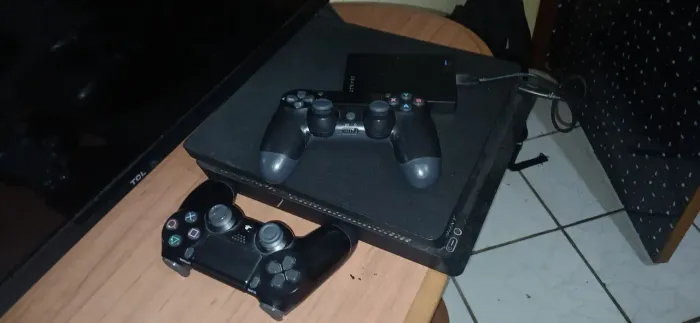 Ps4 500GB + 2 controles + 1 HD de 1TB