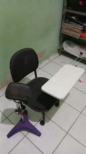 Cadeira de manicure com tripé 