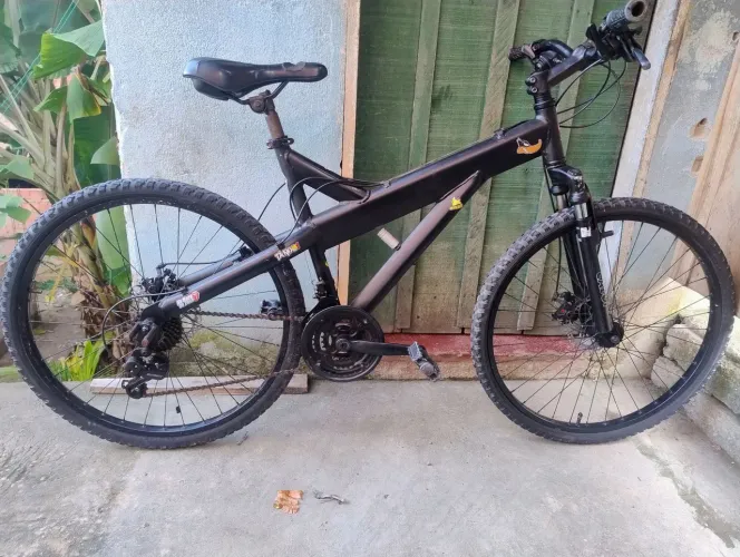 Bicicleta aro 26 com freios a disco.