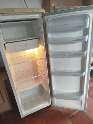 Geladeira Electrolux 1 porta, gelando perfeitamente