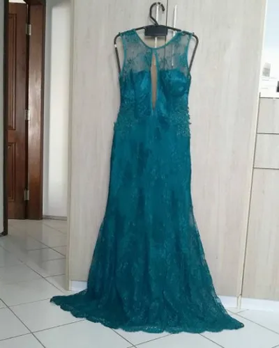 Vestido de festa bordado com detalhe de tule