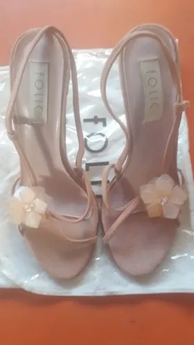 Sandalinha de cristal, com detalhes de florzinha. Maravilhosa!!!!!!