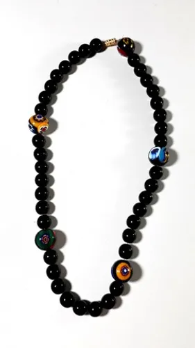 Colar intercalado com Murano Millefiori e contas pretas. Fechado mede aprox. 21 cm. (08)