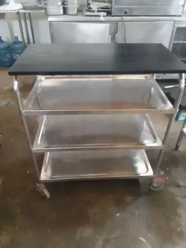 Carro de Inox para servir alimentos no salão do restaurante ou na cozinha