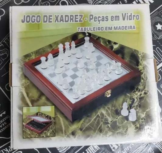 Lindo Jogo de Xadrez com Peças de Vidro e Tabuleiro de Madeira e espelhado.