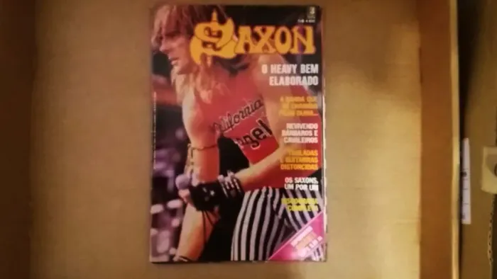 Revista Poster Saxon 