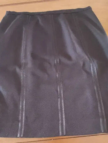 Saia Preta com Detalhes em COURO Relevo. SEM USO