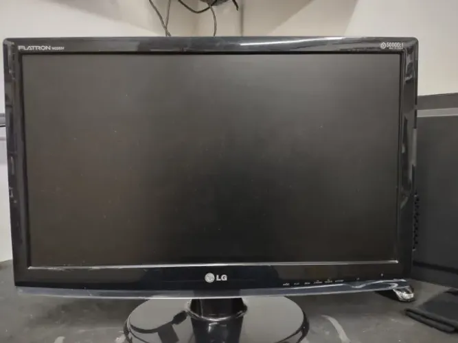 Monitor LG W2353V-PF, 23 polegadas, vga DVI-D Hdmi, possui um listra horizontal, ver fotos