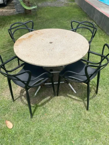 Mesa alumínio com tampo de granito com 4 cadeiras 