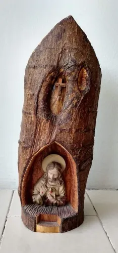 Imagem de Cristo em tronco de madeira. 