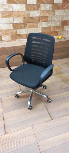 cadeira de escritorio  giratoria com regulagem de altura  e super confortavel