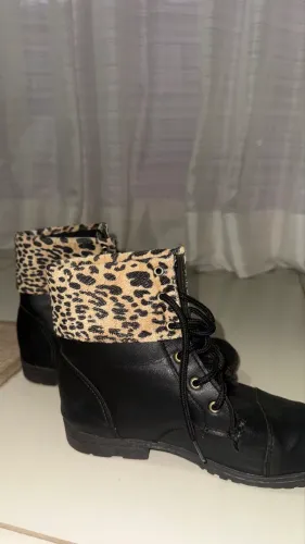 Coturno preto com estampa 