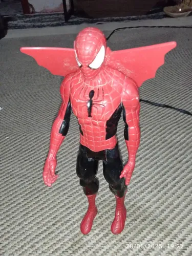 Boneco Homem-Aranha com asas