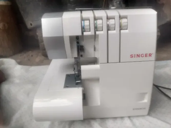 Máquina Singer overloque