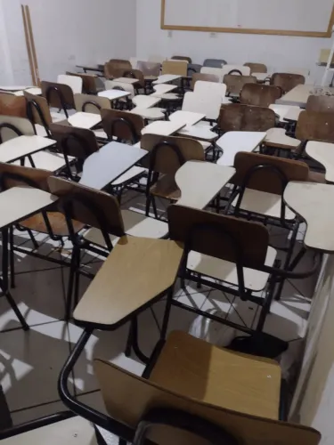 Mais de 70 cadeiras universitárias ou avulsas.
